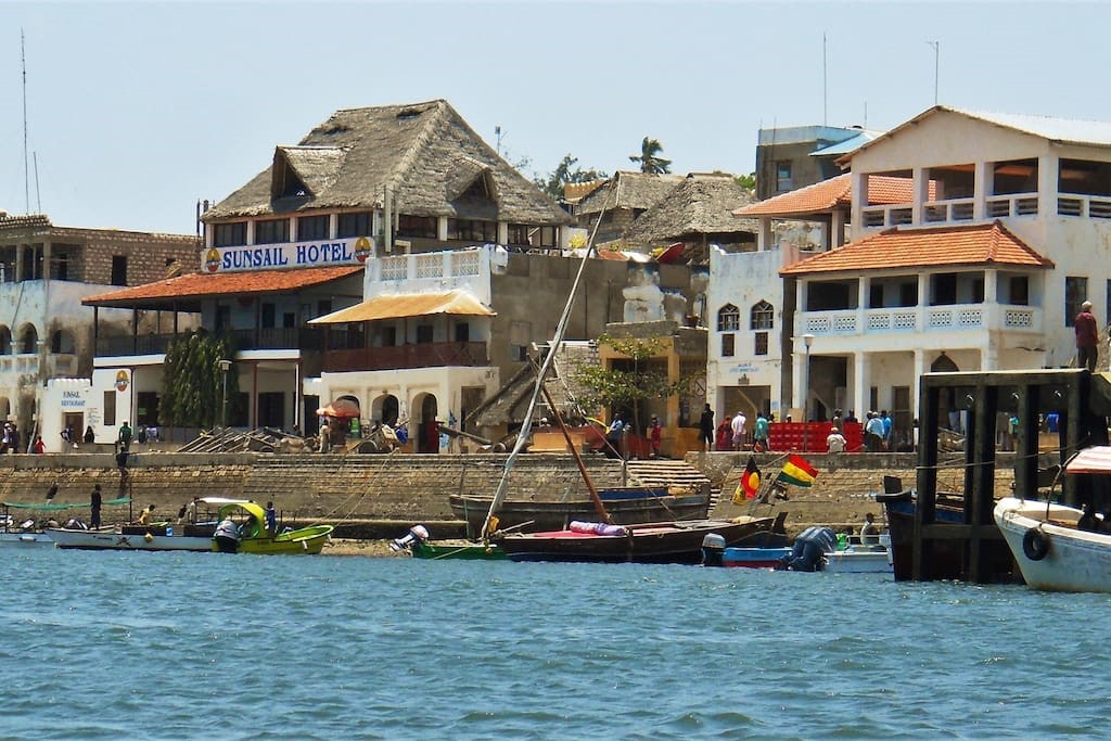  Lamu Town seafront just a one minute walk from Amu House